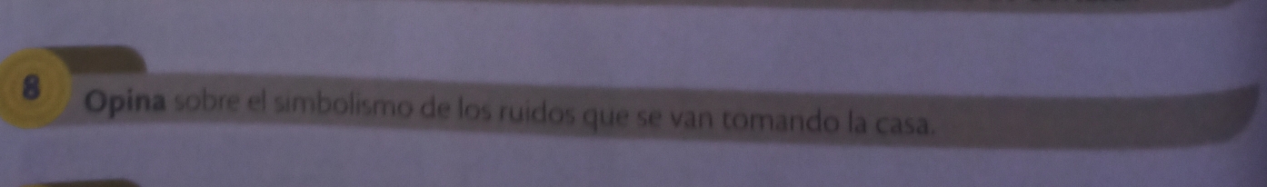 Opina sobre el simbolismo de los ruidos que se van tomando la casa.