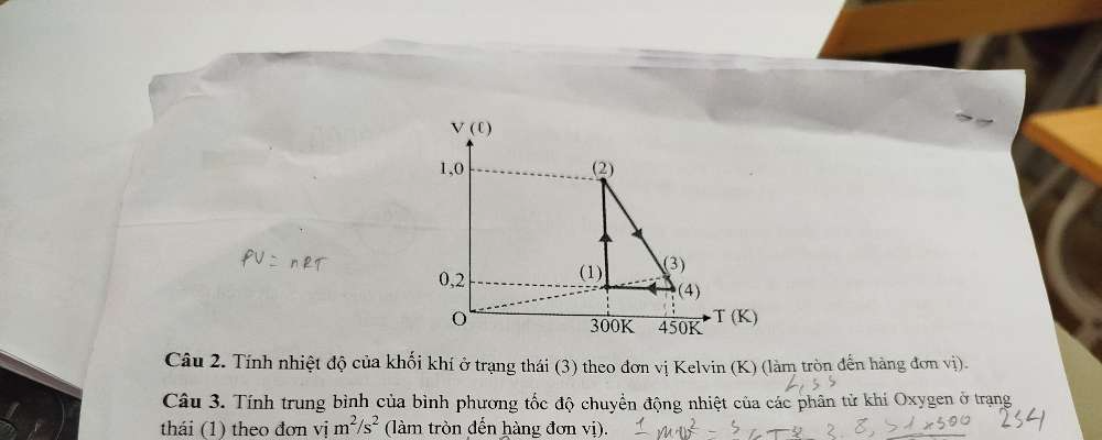 Tính nhiệt độ của khối khí ở trạng thái (3) theo đơn vị Kelvin (K) (làm tròn đến hàng đơn vị).
Câu 3. Tính trung bình của bình phương tốc độ chuyển động nhiệt của các phân tử khí Oxygen ở trạng
thái (1) theo đơn vị m^2/s^2 (làm tròn đến hàng đơn vị).