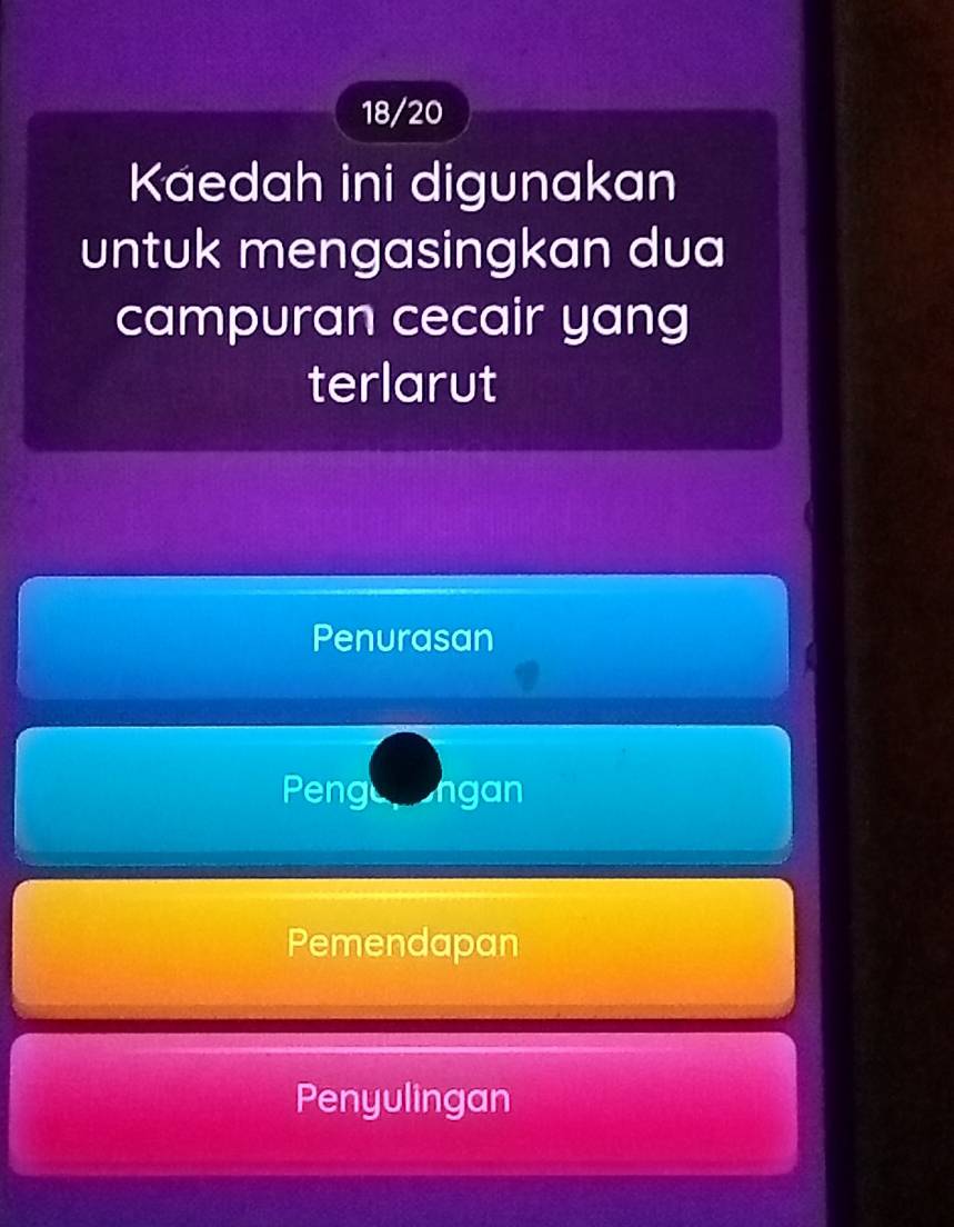 18/20
Kaedah ini digunakan
untuk mengasingkan dua
campuran cecair yang
terlarut
Penurasan
Peng ngan
Pemendapan
Penyulingan