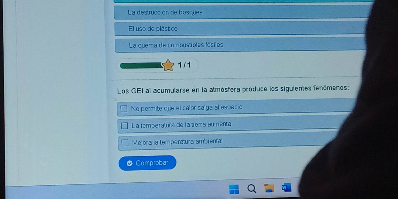 La destrucción de bosques
El uso de plástico
La quema de combustibles fósiles
1 / 1
Los GEI al acumularse en la atmósfera produce los siguientes fenómenos:
No permite que el calor salga al espacio
La temperatura de la tierra aumenta
Mejora la temperatura ambiental
Comprobar