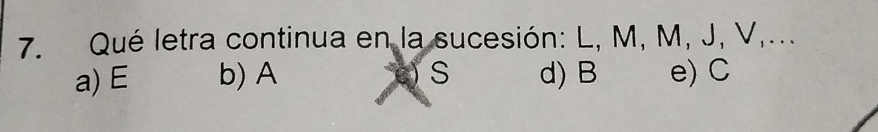 Qué letra continua en la sucesión: L, M, M, J, V,...
a) E
b) A o S d) B e) C