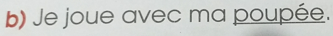 Je joue avec ma poupée.