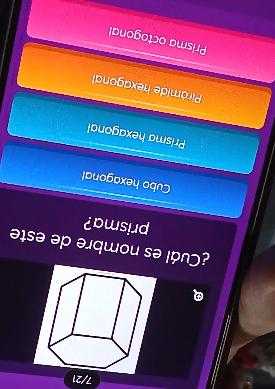 7/21
Q
¿Cuál es nombre de este
prisma?
Cubo hexagonal
Prisma hexagonal
Pirámide hexagonal
Prisma octogonal