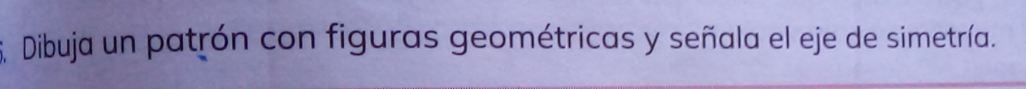 Dibuja un patrón con figuras geométricas y señala el eje de simetría.