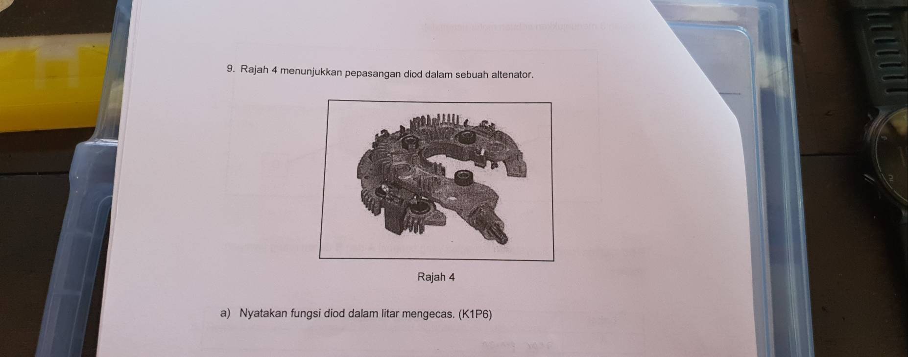 Rajah 4 menunjukkan pepasangan diod dalam sebuah altenator. 
Rajah 4 
a) Nyatakan fungsi diod dalam litar mengecas. (K1P6)