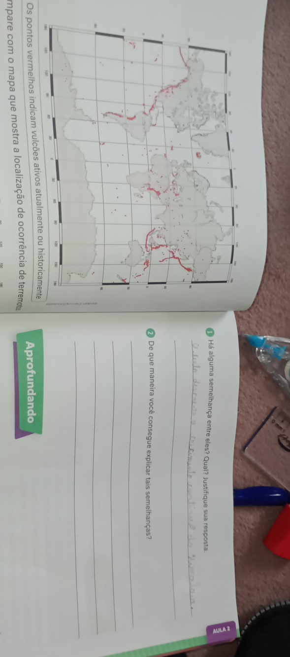 Há alguma semelhança entre eles? Qual? Justifique sua resposta. 
_ 
_ 
2 De que maneira você consegue explicar tais semelhanças? 
_ 
_ 
_ 
_ 
Os pontos vermelhos indicam vulcões ativos atualmente ou historicamente 
Aprofundando 
empare com o mapa que mostra a localização de ocorrência de terremotos