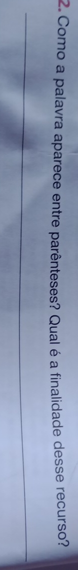 Como a palavra aparece entre parênteses? Qual é a finalidade desse recurso?