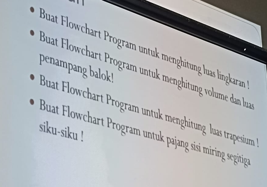 Buat Flowchart Program untuk menghitung luas lingkaran 
penampang balok! 
Buat Flowchart Program untuk menghitung volume dan lua 
Buat Flowchart Program untuk menghitung luas trapesium 
siku-siku ! 
Buat Flowchart Program untuk pajang sisi miring segitige