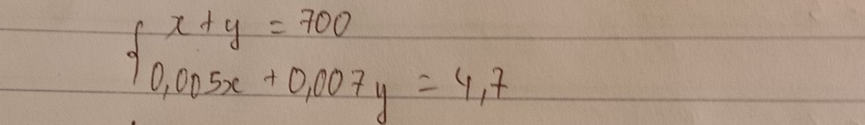 beginarrayl x+y=700 0,005x+0,007y=4,7endarray.