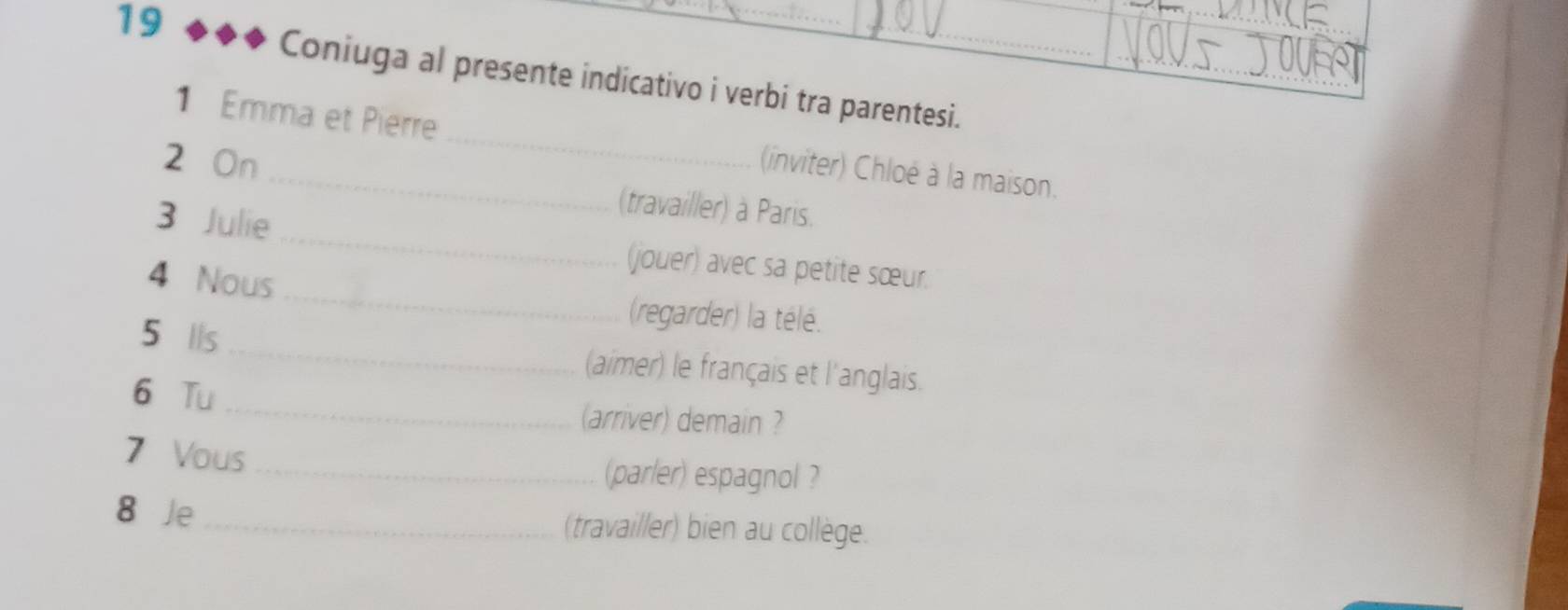 Coniuga al presente indicativo i verbi tra parentesi._ 
_ 
1 Emma et Pierre _(inviter) Chloé à la maison. 
2 On _(travailler) à Paris. 
_ 
3 Julie_ (jouer) avec sa petite sœur. 
4 Nous 
(regarder) la télé. 
_ 
5 Ils _(aimer) le français et l'anglais. 
6 Tu 
(arriver) demain ? 
7 Vous_ (parler) espagnol ? 
8 Je _(travailler) bien au collège.