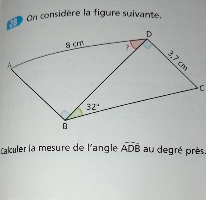 On considère la figure suivante.
Calculer la mesure de | angle widehat ADB au degré près.