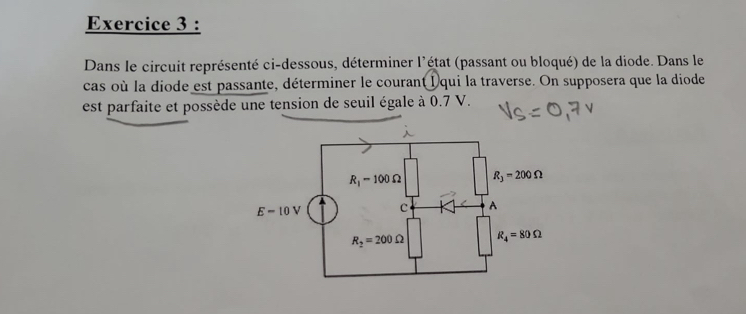 Dans le circuit représenté ci-dessous, déterminer l'état (passant ou bloqué) de la diode. Dans le
cas où la diode est passante, déterminer le courant I qui la traverse. On supposera que la diode
est parfaite et possède une tension de seuil égale à 0.7 V.