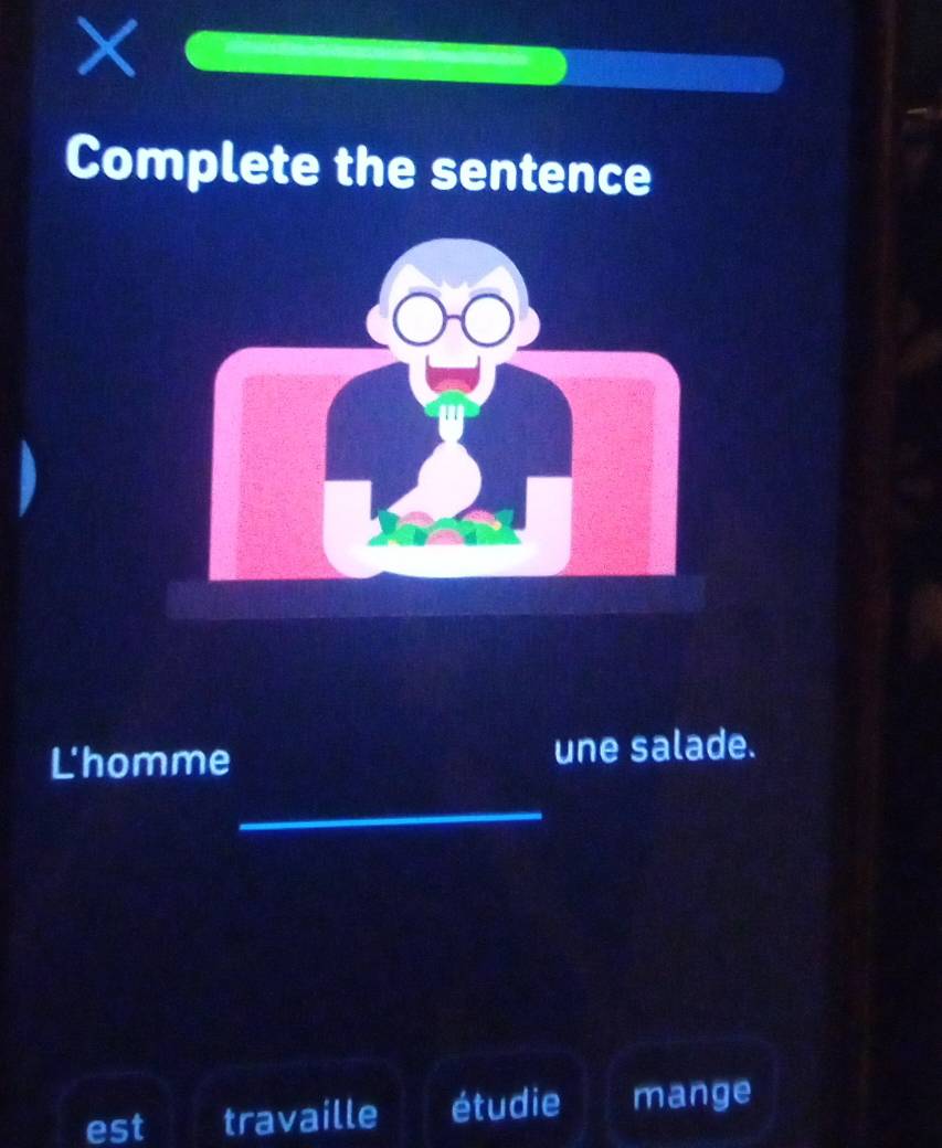 Complete the sentence 
L'homme une salade. 
_ 
est travaille étudie mange