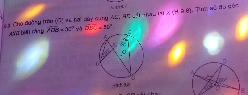 Hình 9.7
9.3. Cho đường tròn (O) và hai dây cung AC, BD cắt nhau tại X (H.9.8). Tính số đo góc
AXB biết rằng widehat ADB=30° và widehat DBC=50°.
Hình 9.8