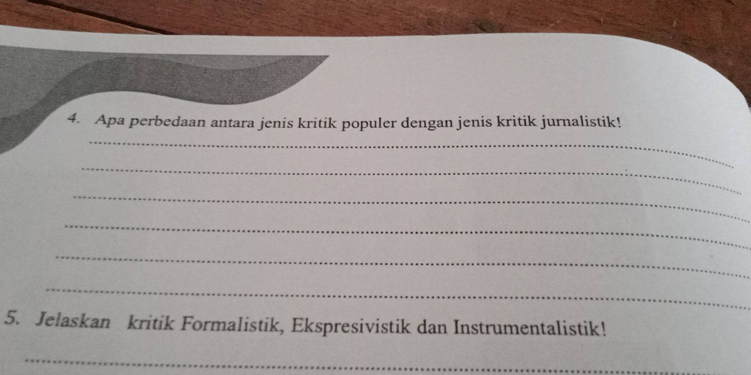 Apa perbedaan antara jenis kritik populer dengan jenis kritik jurnalistik! 
_ 
_ 
_ 
_ 
_ 
_ 
5. Jelaskan kritik Formalistik, Ekspresivistik dan Instrumentalistik! 
_