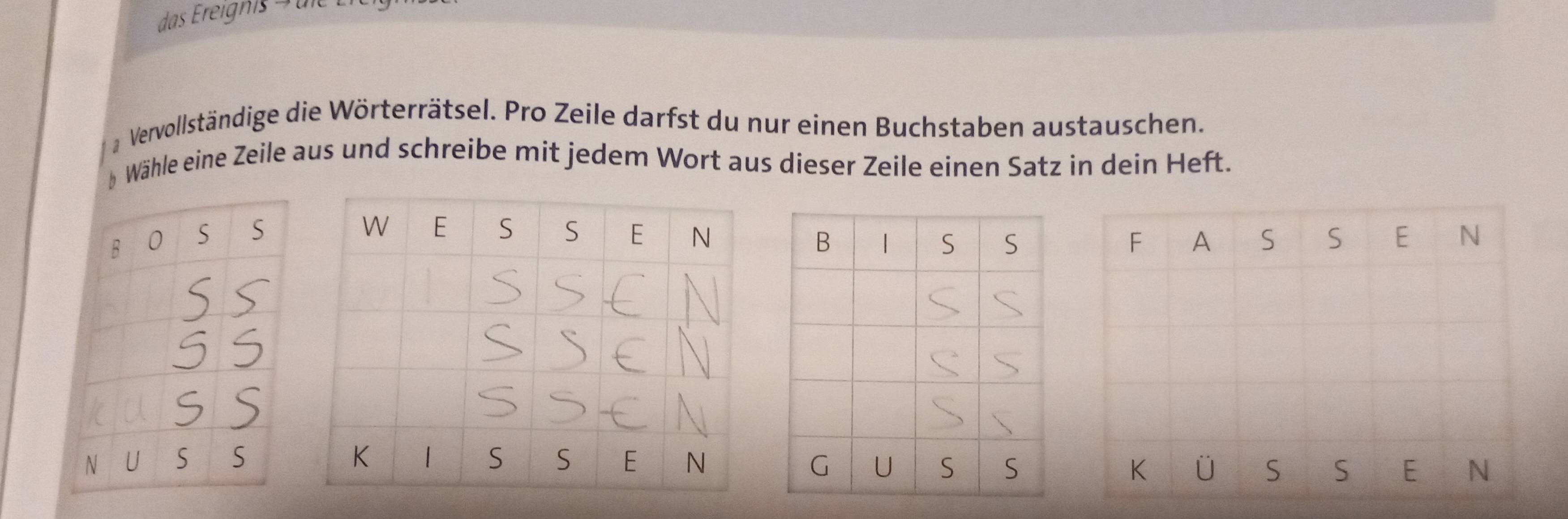 das Éreignis S us 
Vervollständige die Wörterrätsel. Pro Zeile darfst du nur einen Buchstaben austauschen. 
b Wähle eine Zeile aus und schreibe mit jedem Wort aus dieser Zeile einen Satz in dein Heft.