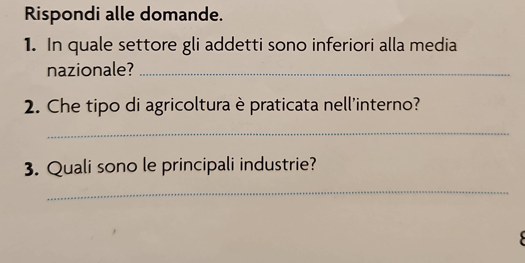 Rispondi alle domande. 
1. In quale settore gli addetti sono inferiori alla media 
nazionale?_ 
2. Che tipo di agricoltura è praticata nell'interno? 
_ 
3. Quali sono le principali industrie? 
_