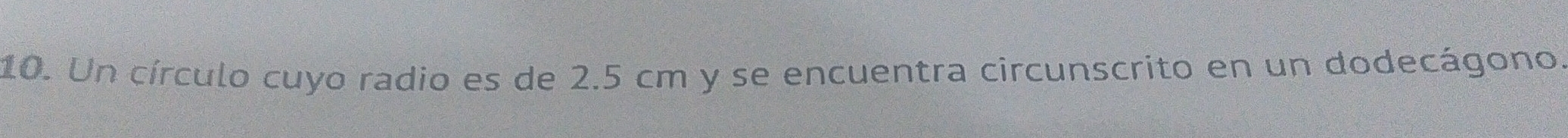 Un círculo cuyo radio es de 2.5 cm y se encuentra circunscrito en un dodecágono.