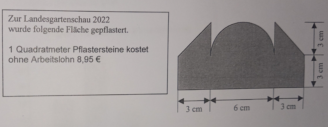 Zur Landesgartenschau 2022 
wurde folgende Fläche gepflastert. 
1 Quadratmeter Pflastersteine kostet 
ohne Arbeitslohn 8,95 €