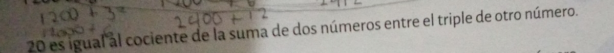 es igual al cociente de la suma de dos números entre el triple de otro número.