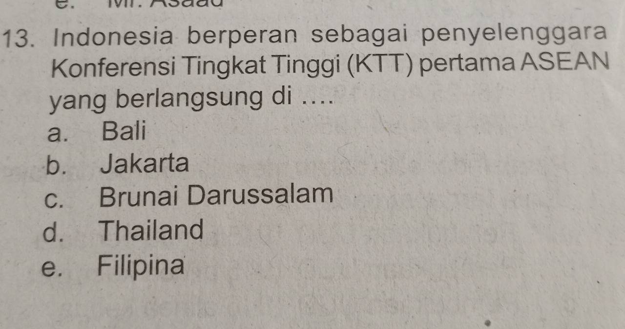 Indonesia berperan sebagai penyelenggara
Konferensi Tingkat Tinggi (KTT) pertama ASEAN
yang berlangsung di ....
a. Bali
b. Jakarta
c. Brunai Darussalam
d. Thailand
e. Filipina