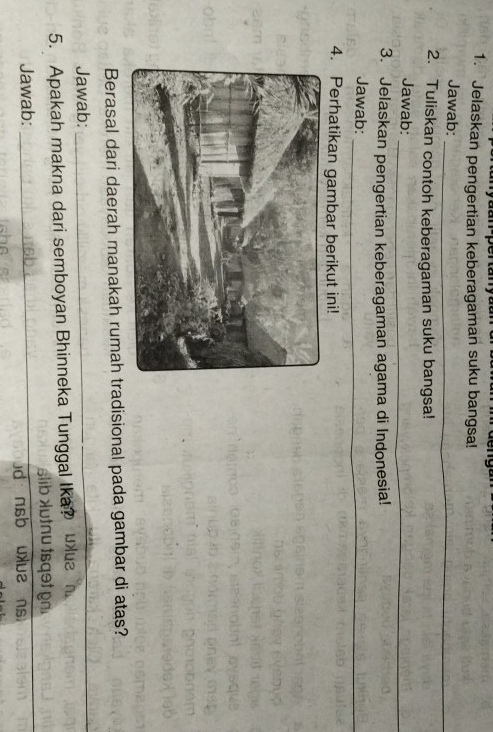 Jelaskan pengertian keberagaman suku bangsa! 
Jawab:_ 
2. Tuliskan contoh keberagaman suku bangsa! 
Jawab:_ 
3. Jelaskan pengertian keberagaman agama di Indonesia! 
Jawab:_ 
_ 
4. Perhatikan gambar berikut ini! 
Berasal dari daerah manakah rumah tradisional pada gambar di atas? 
Jawab: 
_ 
5. Apakah makna dari semboyan Bhinneka Tunggal Ika? wlua 
b Autnu tsqət pn 
Jawab:_ 
ud nsb uxue ns