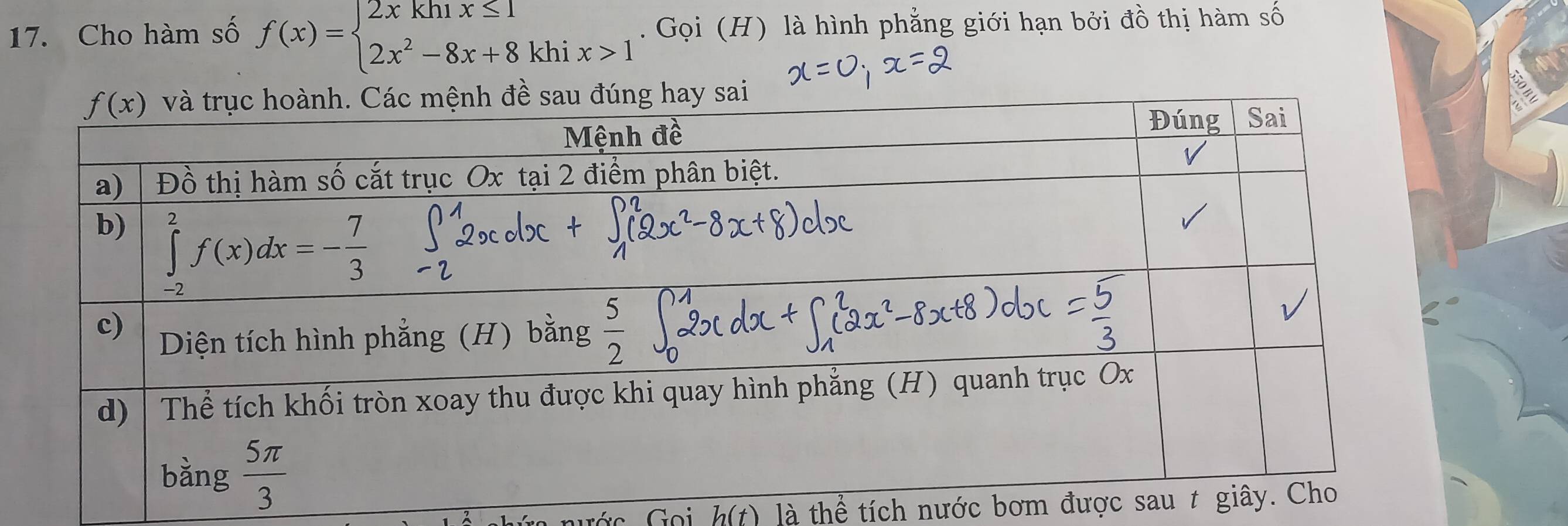 Cho hàm số f(x)=beginarrayl 2xkh1x≤ 1 2x^2-8x+8khix>1endarray..  Gọi (H) là hình phẳng giới hạn bởi đồ thị hàm số
h(t) là thể tích nước bơm được