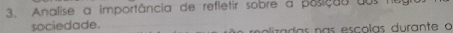 Analise a importância de refletir sobre a posição dos fe 
sociedade. 
alizadas nas escolas durante o