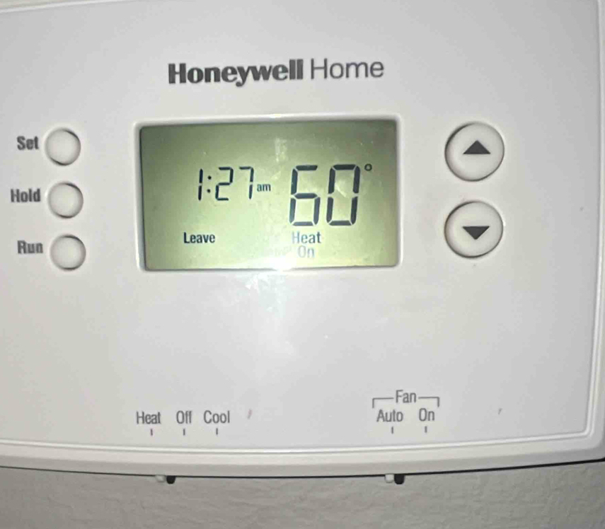 Honeywell Home 
Set 
Hold 
am 
Run 
Leave Heat 
Fan 
Heat Off Cool Auto On 
1 
|