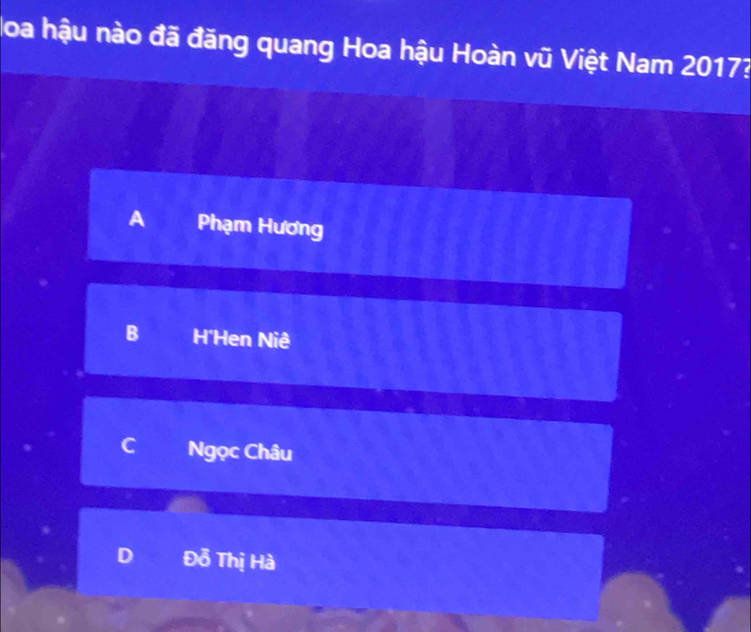 Joa hậu nào đã đăng quang Hoa hậu Hoàn vũ Việt Nam 2017?
A Phạm Hương
B H*Hen Niê
C Ngọc Châu
D DO Thị Hà