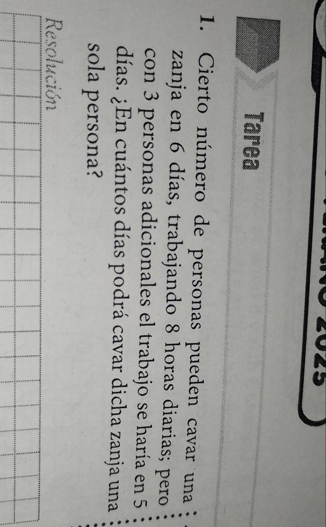Tarea 
1. Cierto número de personas pueden cavar una 
zanja en 6 días, trabajando 8 horas diarias; pero 
con 3 personas adicionales el trabajo se haría en 5
días. ¿En cuántos días podrá cavar dicha zanja una 
sola persona? 
Resolución