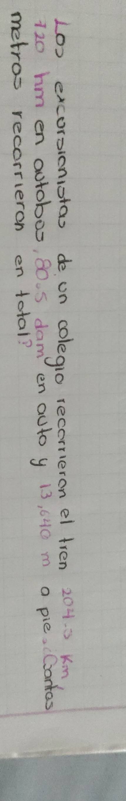 Lo) excorsieniotas de on colegio recorneron el fren 201.K
120 hm en ootobox, 30 s dam en auto y 13, 040 m a pie, Gantas 
metros recorrieron en total?