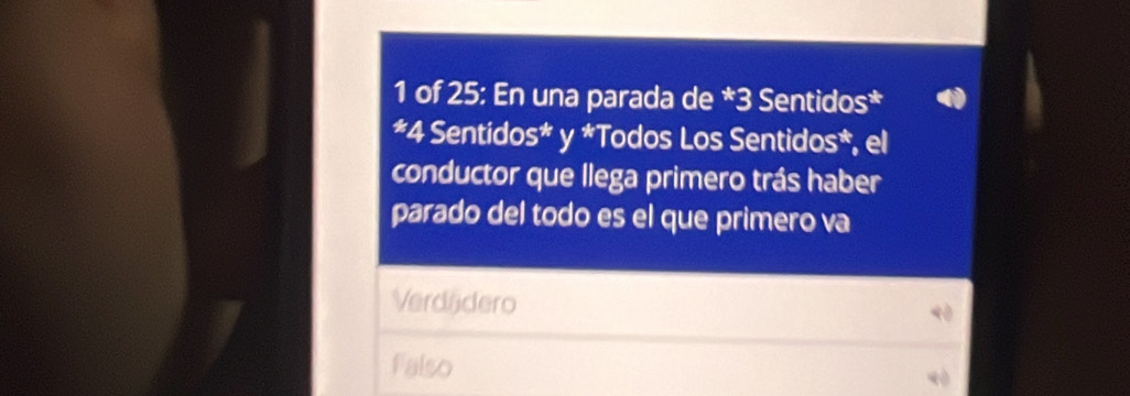 of 25: En una parada de * 3 Sentidos*
* 4 Sentidos* y *Todos Los Sentidos*, el
conductor que llega primero trás haber
parado del todo es el que primero va
Verdádero
Falso