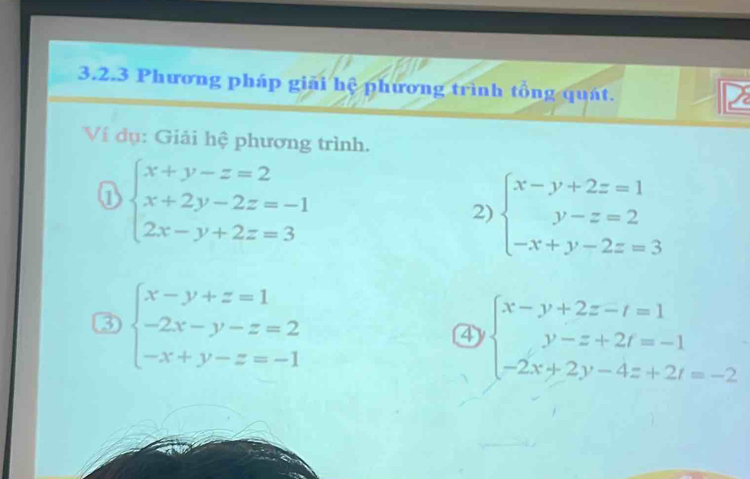 Phương pháp giải hệ phương trình tổng quát. 
Ví dụ: Giải hệ phương trình.
beginarrayl x+y-z=2 x+2y-2z=-1 2x-y+2z=3endarray.
2) beginarrayl x-y+2z=1 y-z=2 -x+y-2z=3endarray.
beginarrayl x-y+z=1 -2x-y-z=2 -x+y-z=-1endarray.
④ beginarrayl x-y+2z-t=1 y-z+2t=-1 -2x+2y-4z+2t=-2endarray.