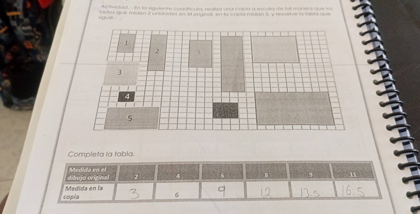 Actividad. - En la siguiente cuadricula, realiza una copía a escala de tal manera que los 
lados que miden 2 unidades en el original, en la copia midan 3, y resuelve la tabla que 
sigue. 
Completa la tabla.