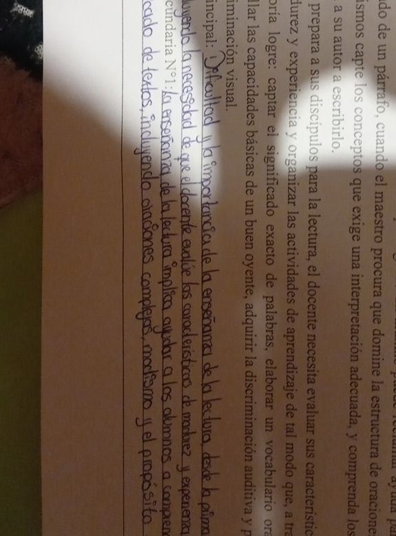 ado de un párrafo, cuando el maestro procura que domine la estructura de oracione 
ismos capte los conceptos que exige una interpretación adecuada, y comprenda los 
a su autor a escribirlo. 
prepara a sus discípulos para la lectura, el docente necesita evaluar sus característio 
durez y experiencia y organizar las actividades de aprendizaje de tal modo que, a tra 
loría logre: captar el significado exacto de palabras, elaborar un vocabulario ora 
llar las capacidades básicas de un buen oyente, adquirir la discriminación auditiva y p 
iminación visual. 
incipal:_ 
_ 
_ 
cundaria N°1
_ 
_ 
_