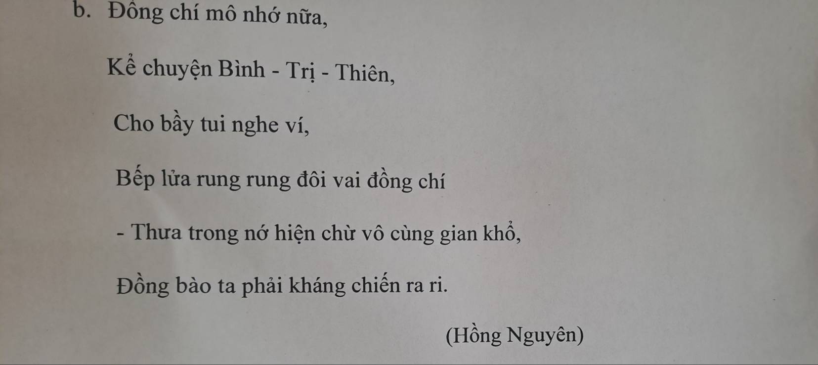 Đồng chí mô nhớ nữa, 
Kể chuyện Bình - Trị - Thiên, 
Cho bầy tui nghe ví, 
Bếp lửa rung rung đôi vai đồng chí 
- Thưa trong nớ hiện chừ vô cùng gian khổ, 
Đồng bào ta phải kháng chiến ra ri. 
(Hồng Nguyên)