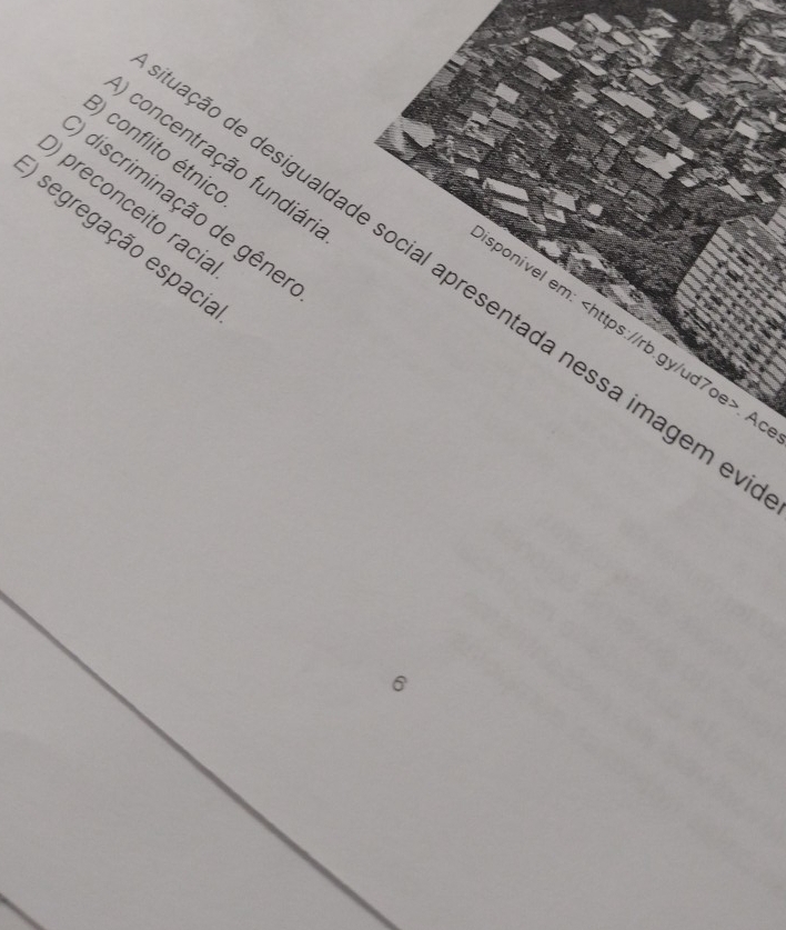 conflito étnico
) concentração fundiári
O preconceito racia discriminação de gênel
O segregação espacia
ação de desigualdade social apresentada nessa imagem e
ponivel em:. A