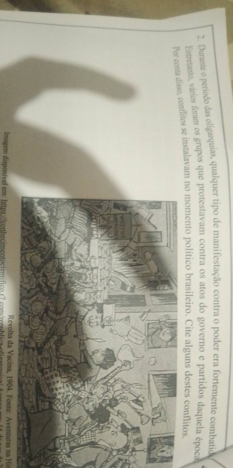 Durante o período das oligarquias, qualquer tipo de manifestação contra o poder era fortemente combatido 
Entretanto, vários foram os grupos que protestavam contra os atos do governo e partidos daquela época 
Por conta disso, conflitos se instalavam no momento político brasileiro. Cite alguns destes conflitos. 
Revolta da Vacina, 1904. Fonte: Aventuras na Hi 
Imagem disponível em: https://conhecimentocientifico.r7.com/republica-oligarquic