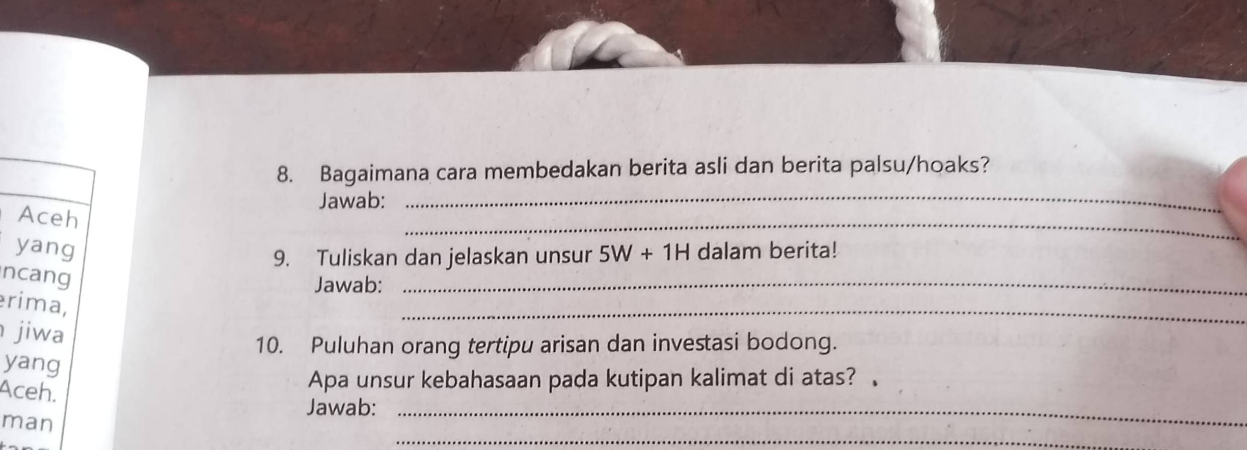 Bagaimana cara membedakan berita asli dan berita palsu/hoaks? 
Jawab: 
₹Aceh 
_ 
_ 
₹yang dalam berita! 
9. Tuliskan dan jelaskan unsur 5W+1H
ncang 
Jawab:_ 
rima, 
jiwa 
_ 
10. Puluhan orang tertipu arisan dan investasi bodong. 
yang 
Aceh. 
Apa unsur kebahasaan pada kutipan kalimat di atas? 、 
Jawab:_ 
_ 
man