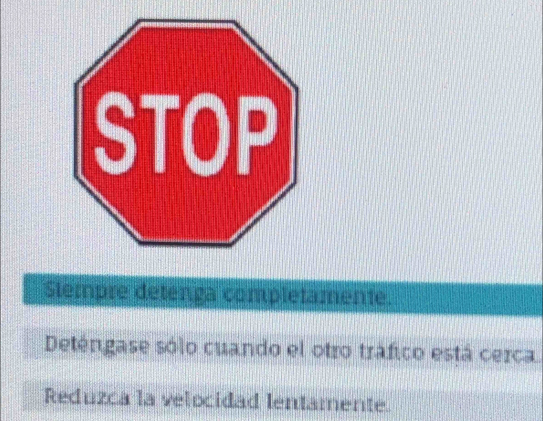 Stempre detenga completamente.
Deténgase sólo cuando el otro tráfico está cerca.
Reduzca la velocidad lentamente.