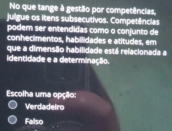 No que tange à gestão por competências,
julgue os itens subsecutivos. Competências
podem ser entendidas como o conjunto de
conhecimentos, habilidades e atitudes, em
que a dimensão habilidade está relacionada a
identidade e a determinação.
Escolha uma opção:
Verdadeiro
Falso