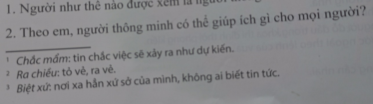 Người như thê nào được xem là ngựờ
2. Theo em, người thông minh có thể giúp ích gì cho mọi người?
_
* Chắc mẩm: tin chắc việc sẽ xảy ra như dự kiến.
² Ra chiều: tỏ vẻ, ra vẻ.
³ Biệt xứ : nơi xa hần xứ sở của mình, không ai biết tin tức.