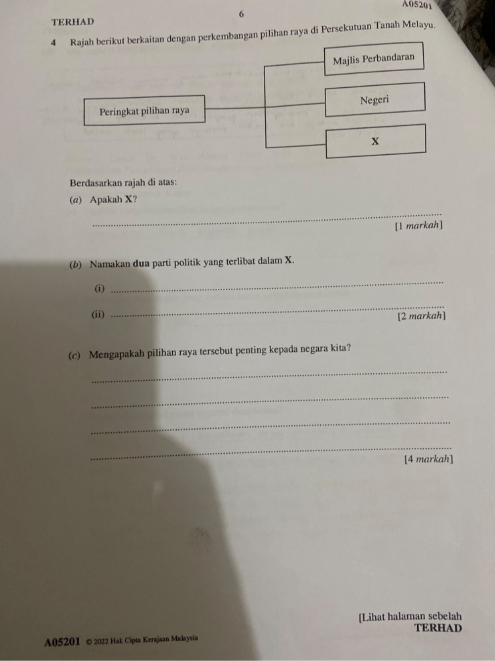 A05201
6 
TERHAD 
n pilihan raya di Persekutuan Tanah Melayu. 
Berdasarkan rajah di atas: 
(a) Apakah X? 
_ 
[1 markah] 
(b) Namakan dua parti politik yang terlibat dalam X. 
(i) 
_ 
_ 
(ii) [2 markah] 
(c) Mengapakah pilihan raya tersebut penting kepada negara kita? 
_ 
_ 
_ 
_ 
[4 markah] 
[Lihat halaman sebelah 
TERHAD 
A05201 © 2022 Hak Cipta Kerajaan Malaysia