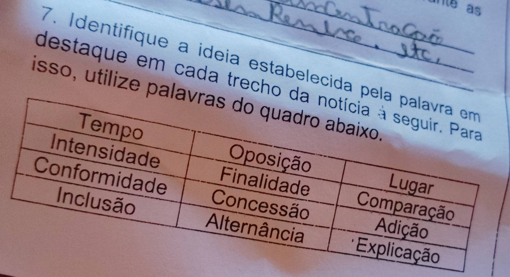 unte as 
7. Identifique a ideia estabelecida pe 
destaque em cada trecho 
isso, utilize pal