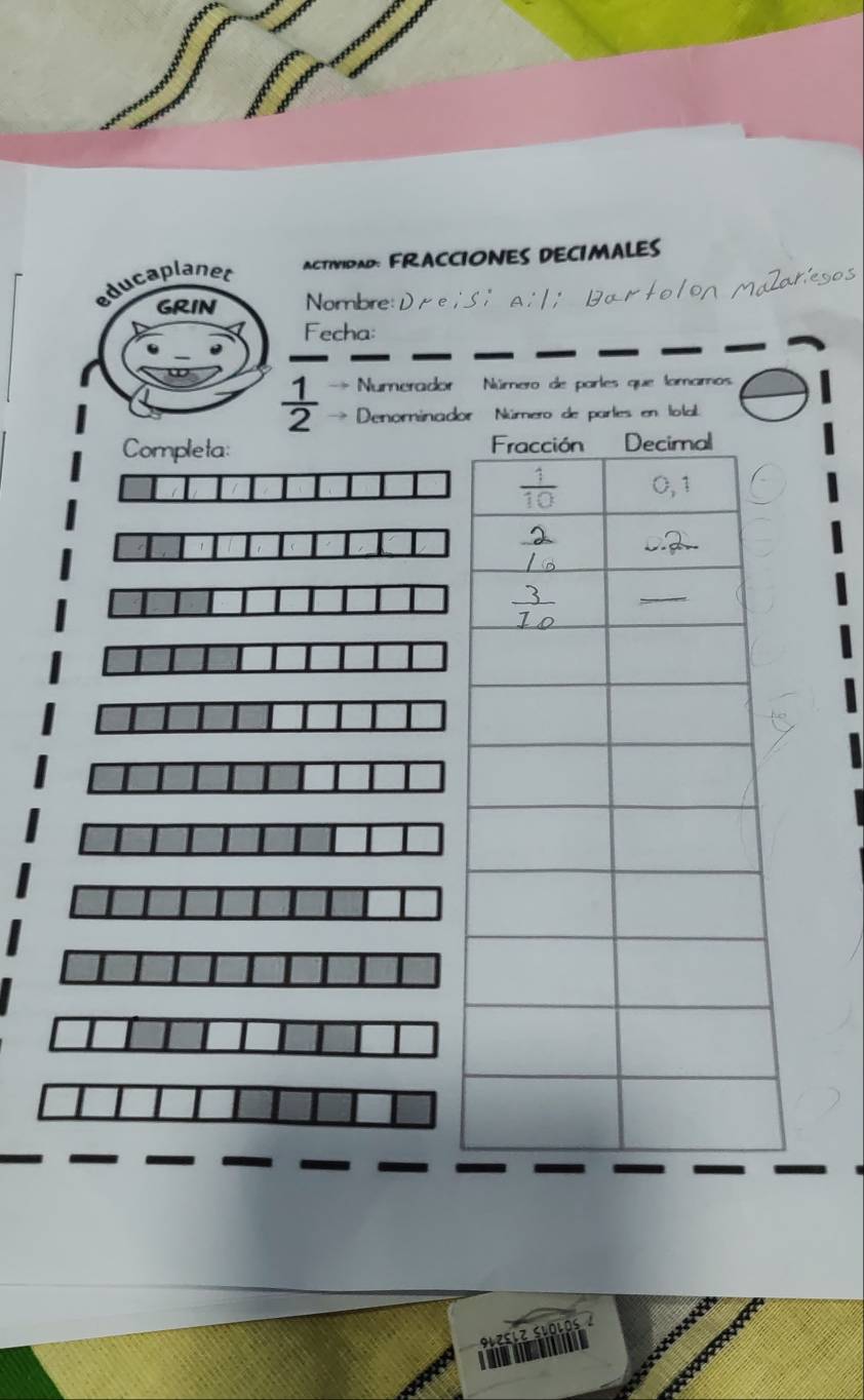 ACTIVIDAD: FRACCIONES DECIMALES 
Nombre:D e l 
Fecha: 
Numerador Número de parles que tomamos
 1/2  * Denominador Núrero de partes en total. 
Completa: