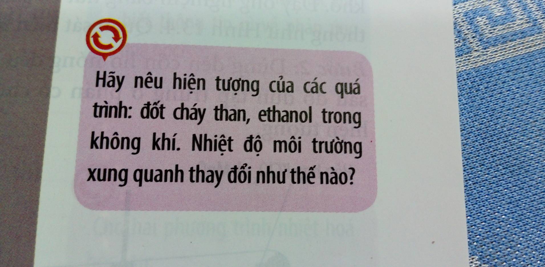 Hy nêu hiện tượng của các quá 
trình: đốt cháy than, ethanol trong 
không khí. Nhiệt độ môi trường 
xung quanh thay đổi như thế nào?