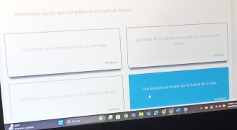 Selecciona la opción que ejempítica el concepto de fuerza
Lss planetán se muesen por la fuenra centoluga Las ramáó de los arbeén se muesen por la ferza de
o
Uta fcha se manca por la anaccón del blaetco de tira Una lasadora se mueve por la fuerra de la ropa