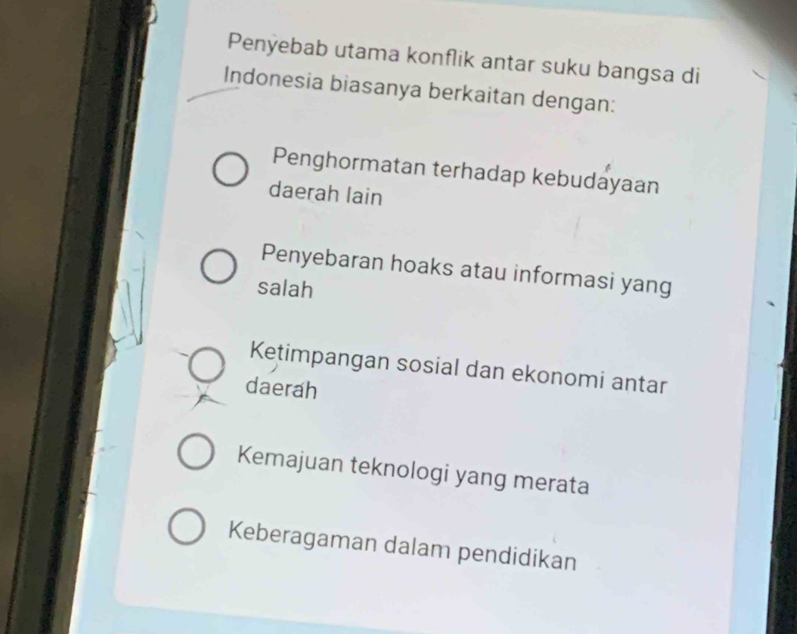 Penyebab utama konflik antar suku bangsa di
Indonesia biasanya berkaitan dengan:
Penghormatan terhadap kebudayaan
daerah lain
Penyebaran hoaks atau informasi yang
salah
Ketimpangan sosial dan ekonomi antar
daerah
Kemajuan teknologi yang merata
Keberagaman dalam pendidikan