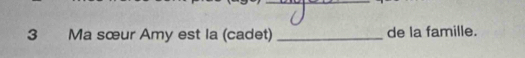 Ma sœur Amy est la (cadet) _de la famille.